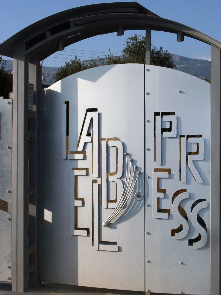 Μεταλλική πόρτα Label Press | Art & Design Group